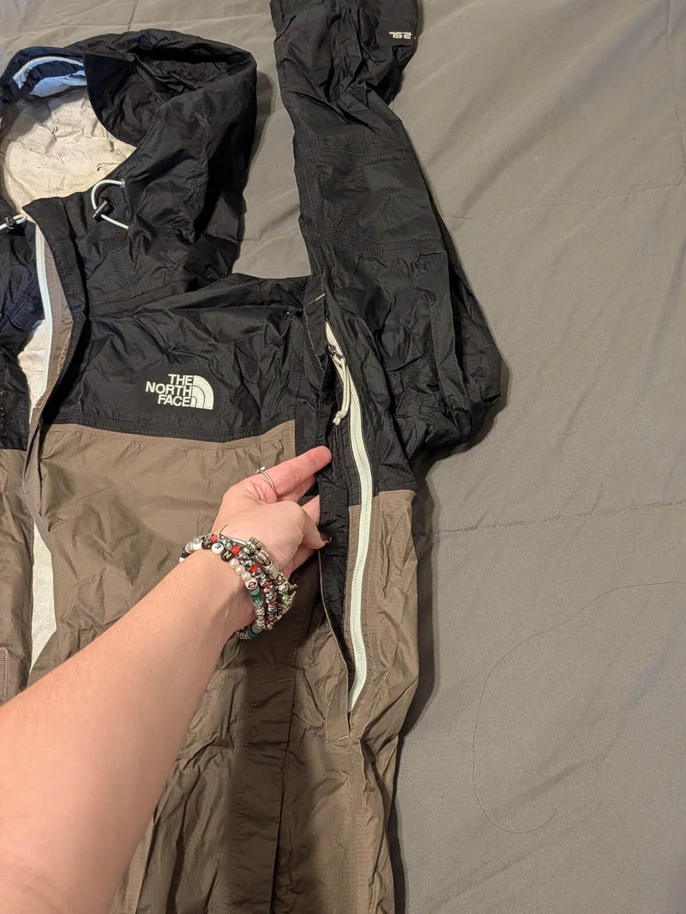 The North Face Men's L Two-Tone Hooded Windbreaker Jacket - Black & Tan